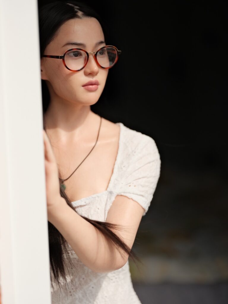 Lina an der Balkontür