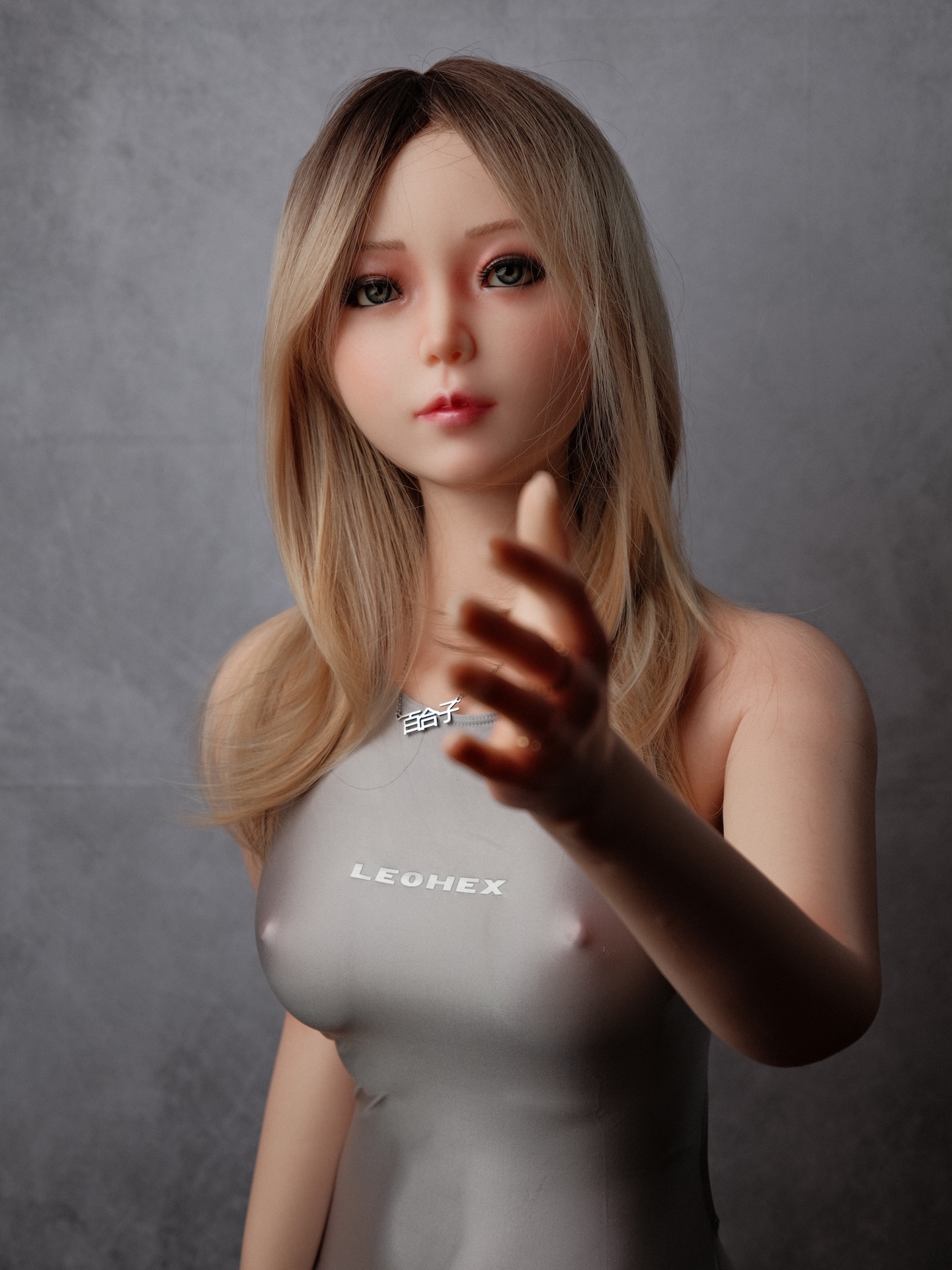 Yuriko – im grauen Badeanzug