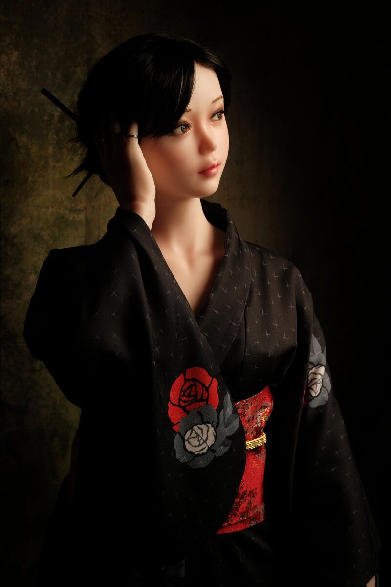 Mariko – im schwarzen Kimono