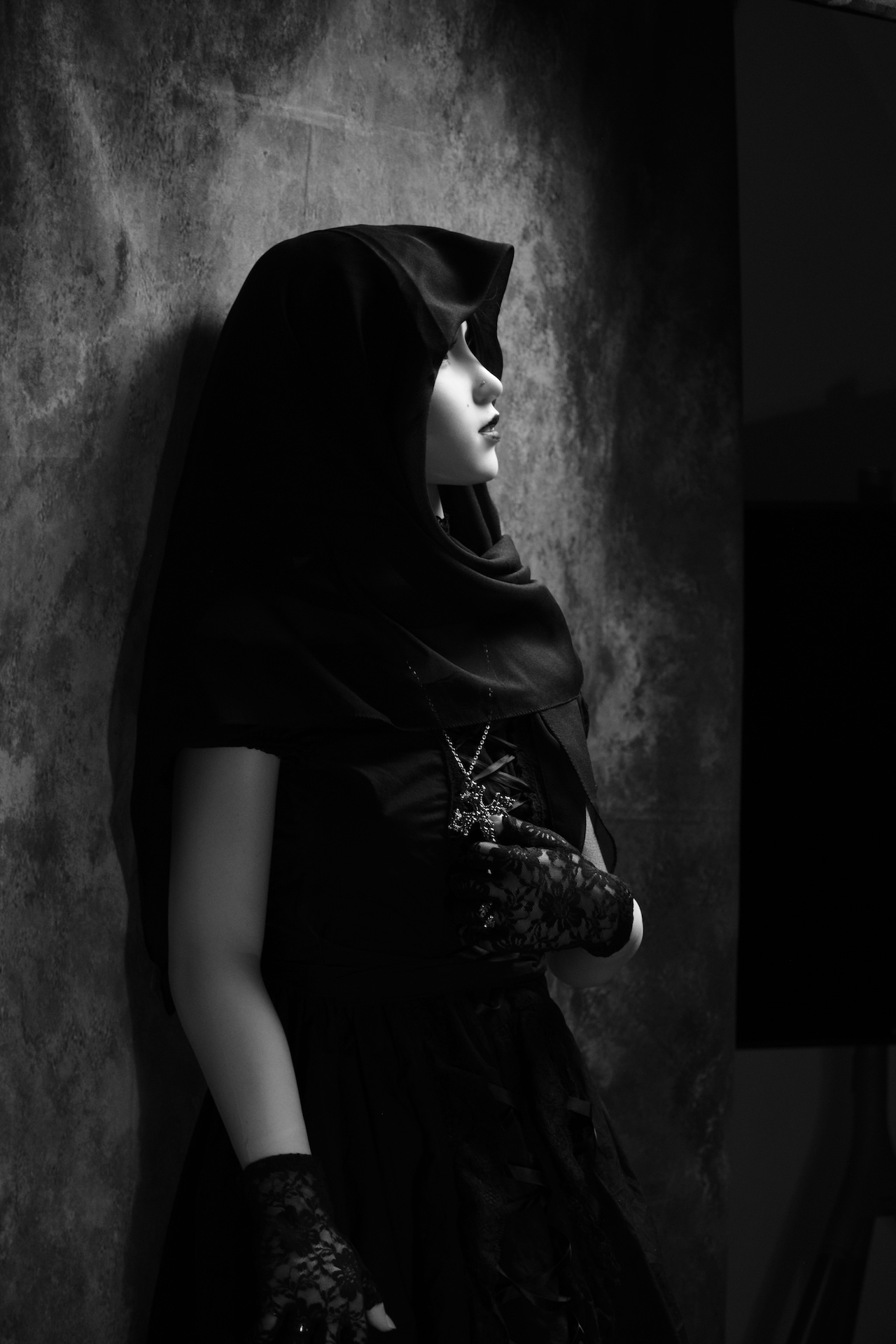 Mia – Goth in Schwarzweiß