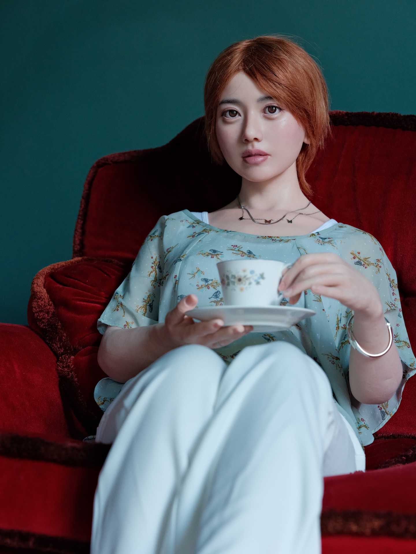 Hanako – Rote Couch
